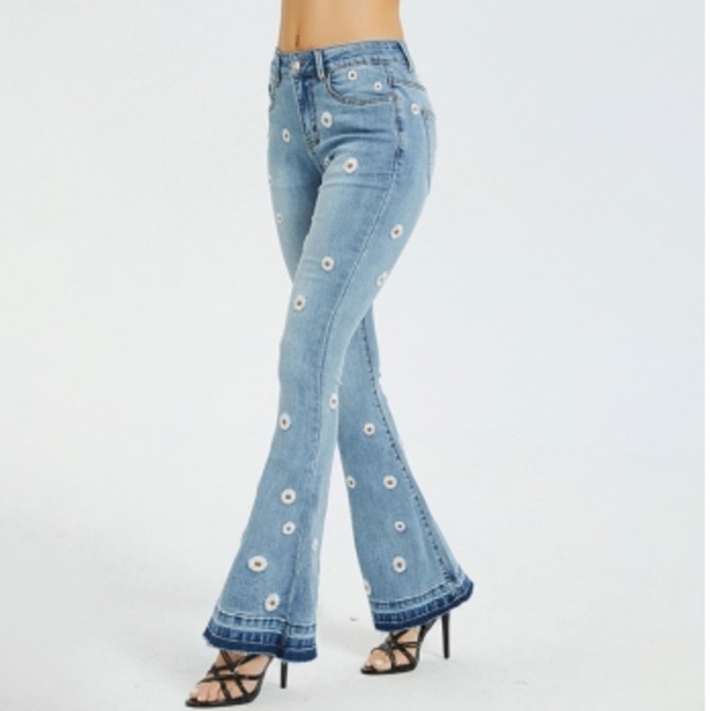Thcreasa Blue Old Washed High Waisted Daisy Embroidery Wide-leg Light Jeans NWT - Picture 3 of 14